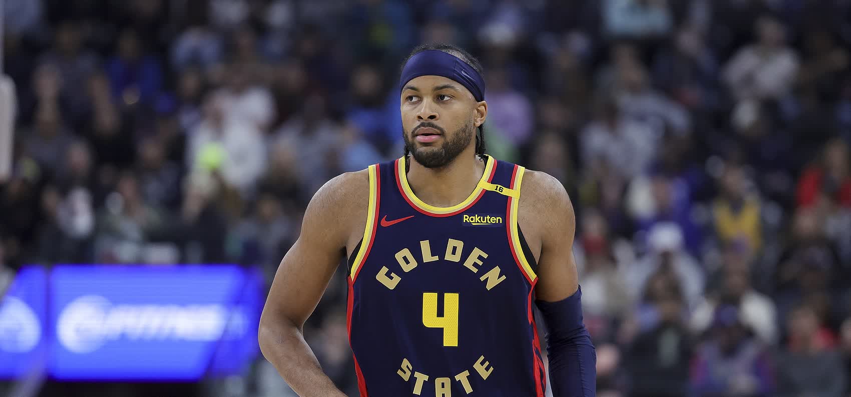 关于首发出场的新援表现抢眼，被誉为球队救世主的信息