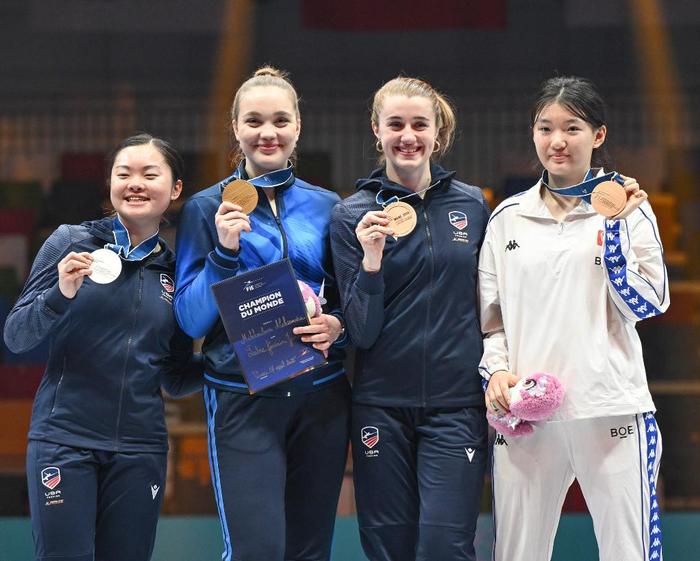 黎巴嫩选手在击剑比赛中夺得铜牌