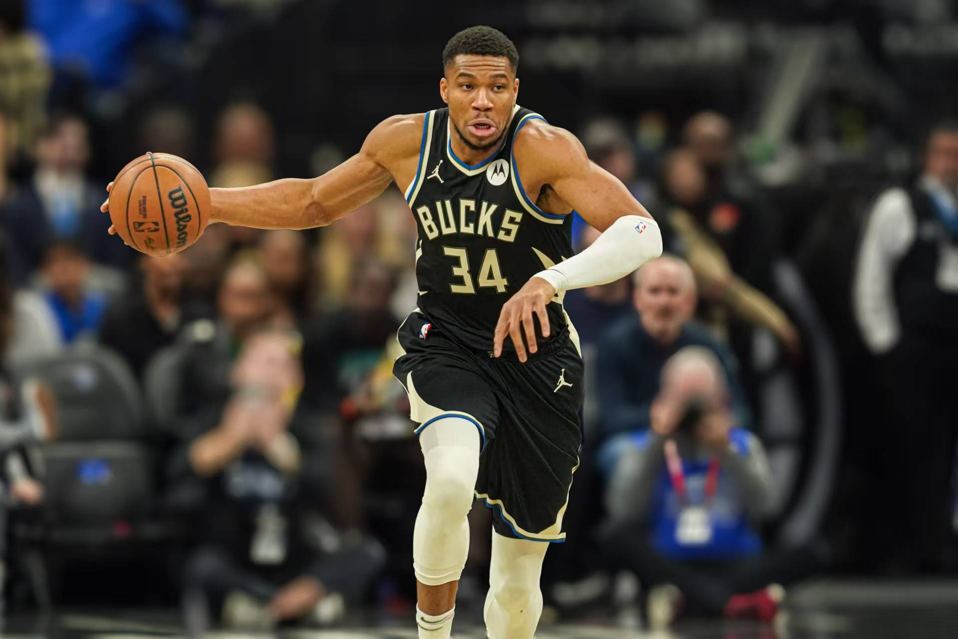  热身赛张继科5局险胜19岁小将 